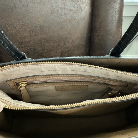 Michael Kors Croc Crossbody/wallet in great condition - Picture 10 of 14